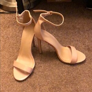 worn once! a little too small for my feet :(